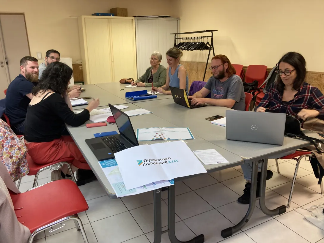 le collectif se réunit pour travailler sur le projet